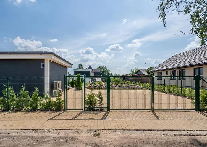 Family Garden House With Free Private Parking, Playground, Bbq And Aircond